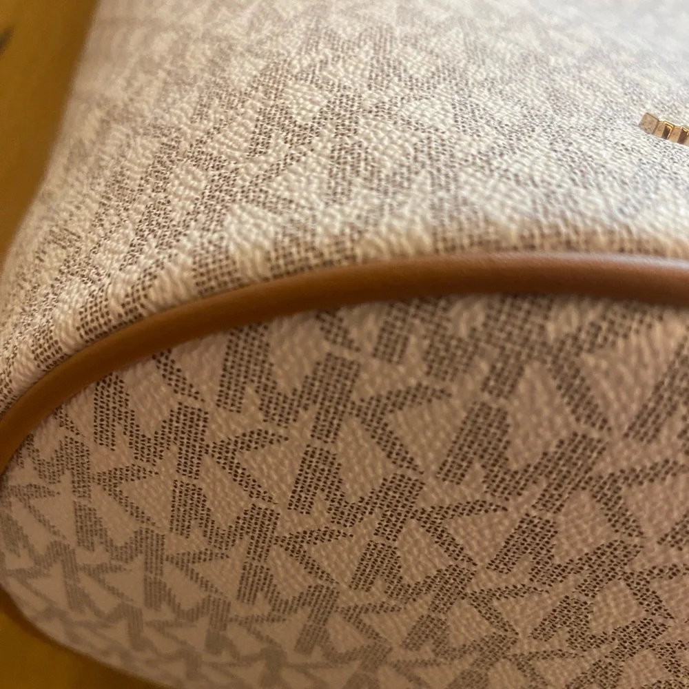Michael Kors Cream Bucket Bag Brooke Vanilla NEW Authentic w tags dust bag 🎊